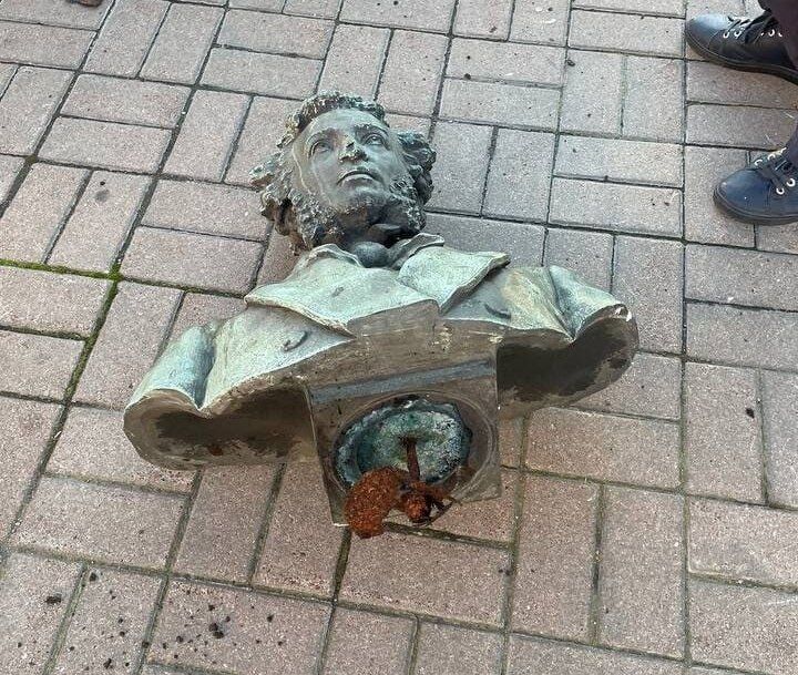 В центре Киева демонтировали бюст Пушкина. Фото