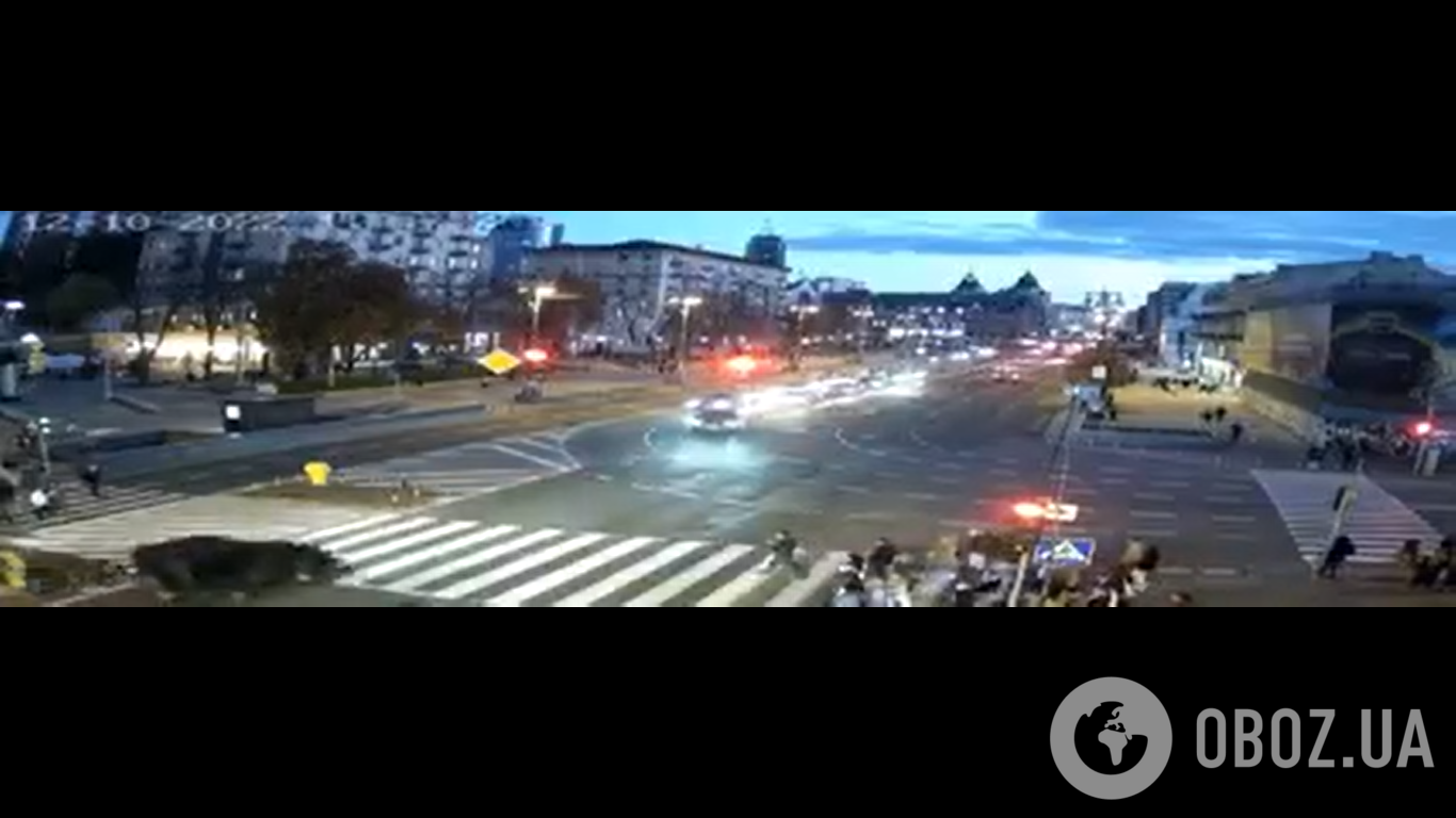 Момент столкновения авто на перекрестке Крещатика и Богдана Хмельницкого в Киеве