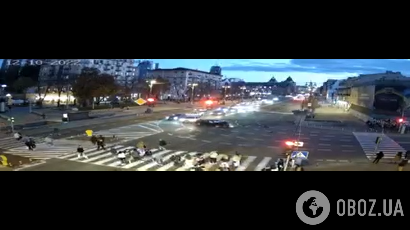 Момент столкновения авто на перекрестке Крещатика и Богдана Хмельницкого в Киеве