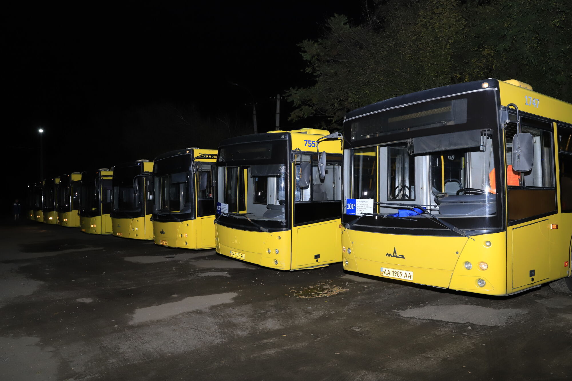 Філатов випустив на маршрути автобуси з Києва і подякував за допомогу після ударів РФ