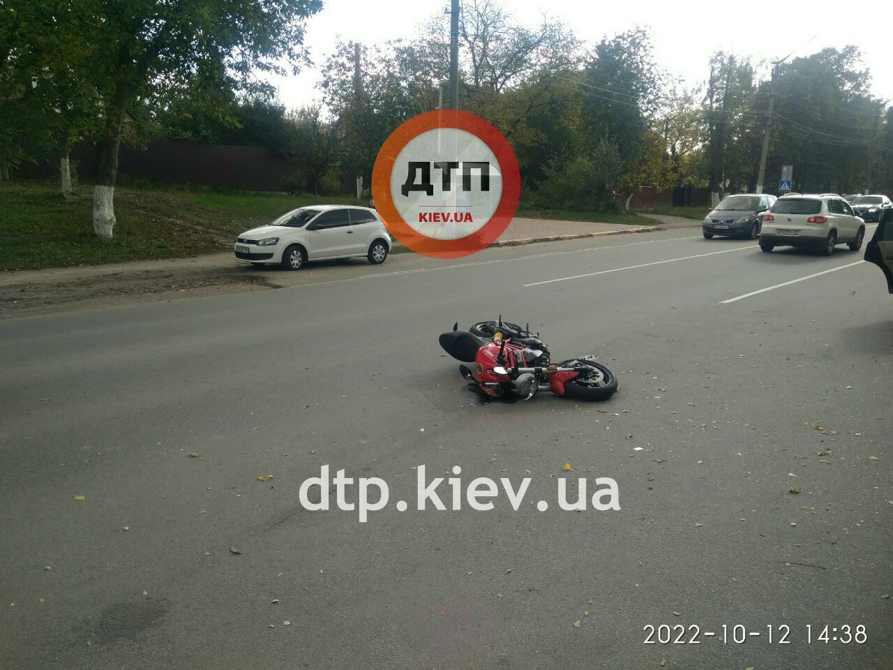 У Києві мотоцикліст на швидкості протаранив легковик: є постраждалий. Фото
