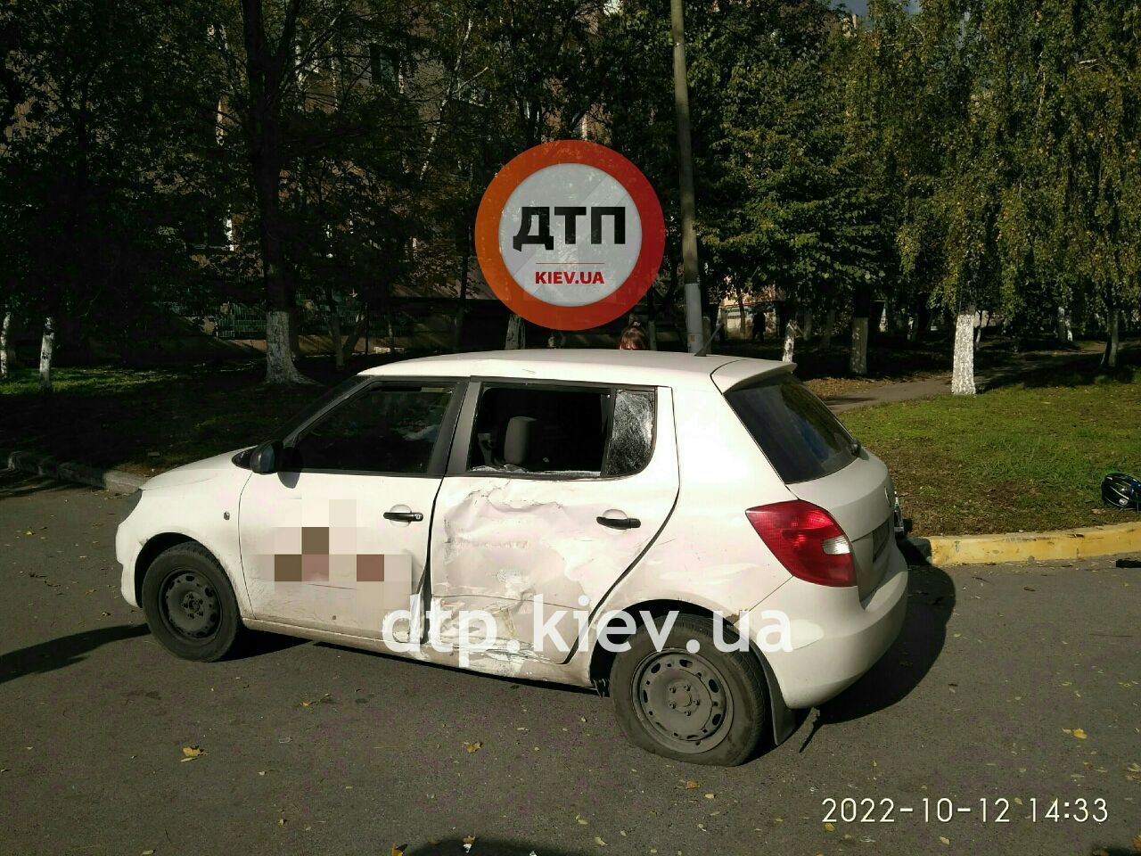 У Києві мотоцикліст на швидкості протаранив легковик: є постраждалий. Фото