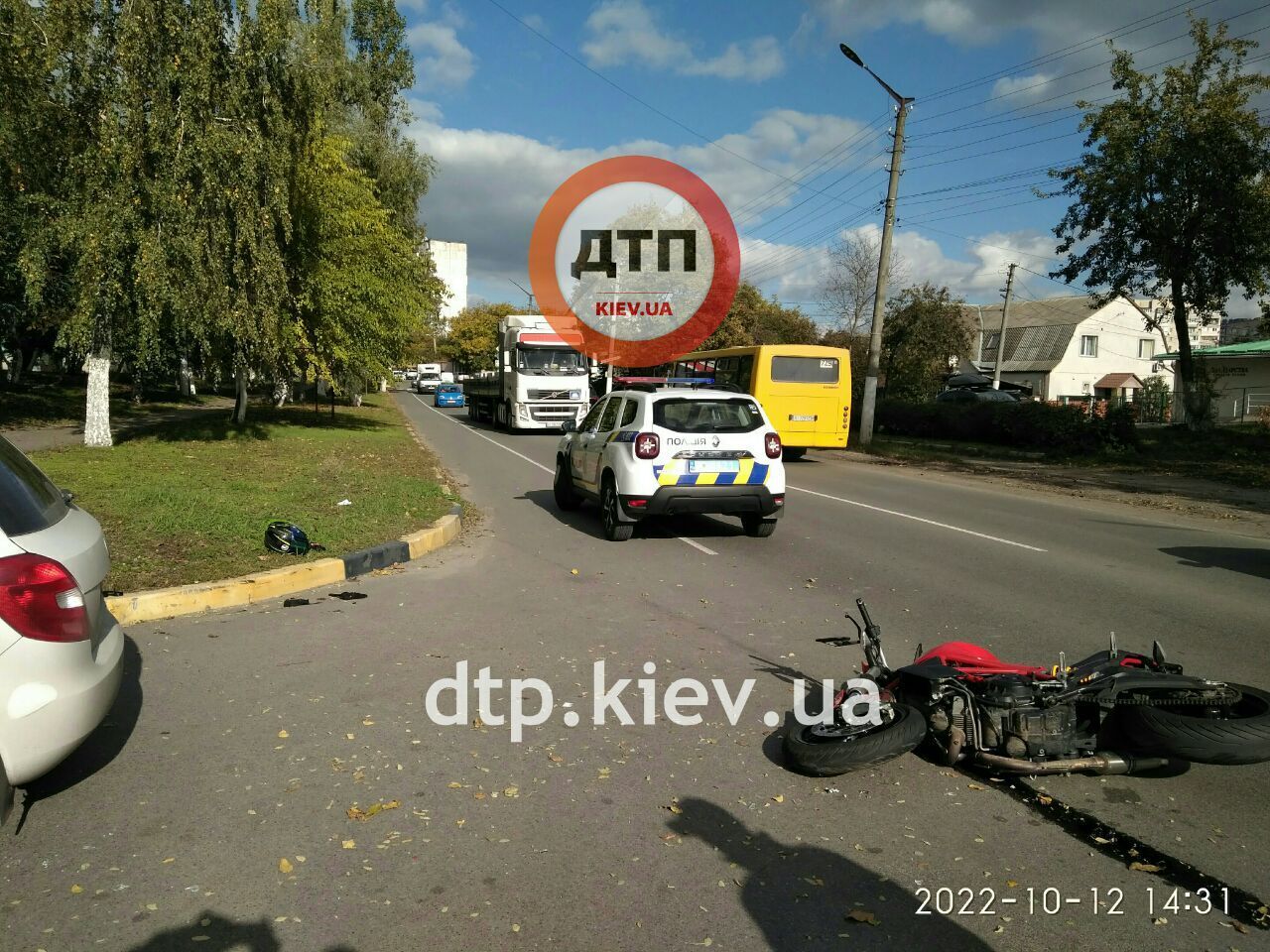 У Києві мотоцикліст на швидкості протаранив легковик: є постраждалий. Фото