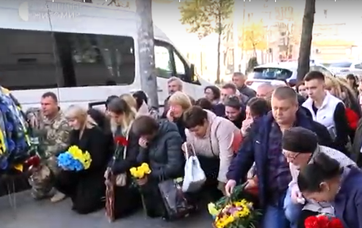 В Житомире провели в последний путь ''киборга'' Владимира Савицкого и военного Руслана Форманюка. Фото