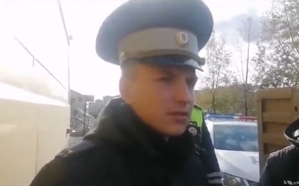 ''Не соромно?'' У Росії силовики хотіли вручити повістку чоловіку, але той поставив їх на місце. Відео