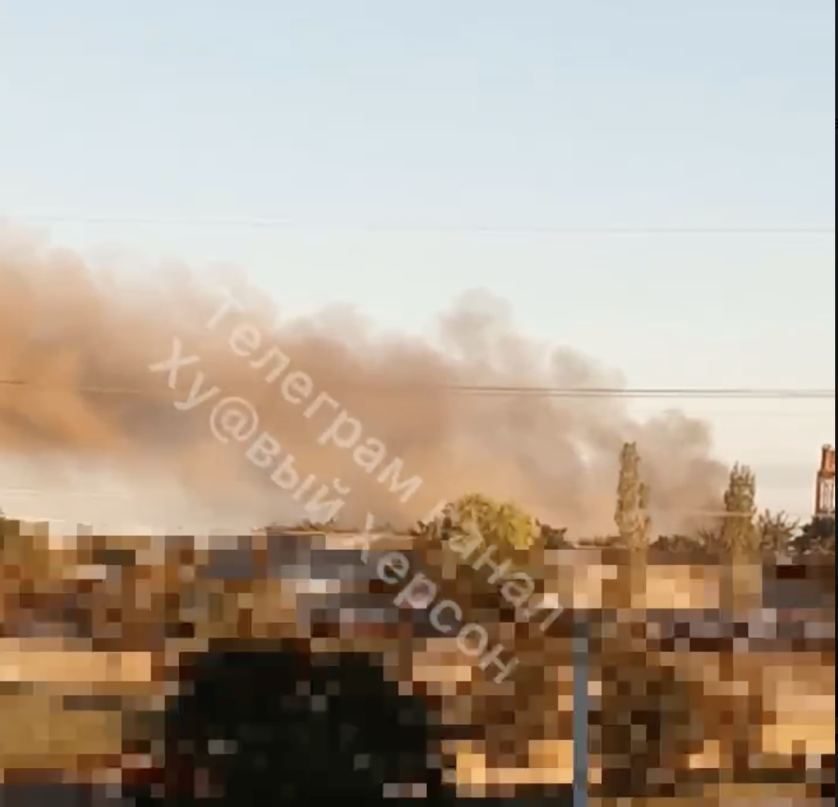 В окупованому Херсоні сталася "бавовна", піднявся дим. Відео 