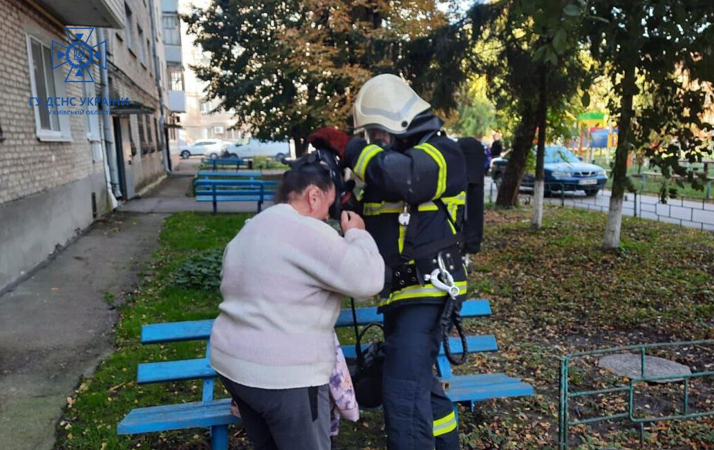 На Киевщине из-за пожара на верхних этажах дома были заблокированы люди: их эвакуировали. Фото