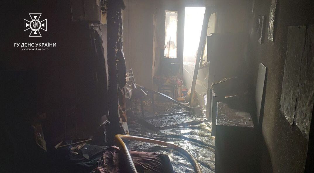 На Київщині через пожежу на верхніх поверхах будинку були заблоковані люди: їх евакуювали. Фото