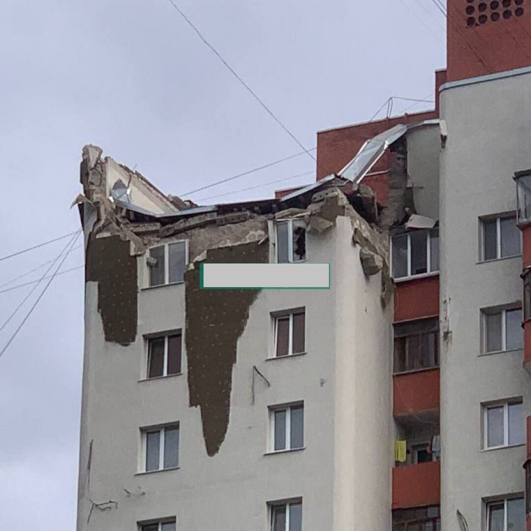 В Белгороде  обломки ракеты упали на многоэтажку, есть разрушения. Фото и видео