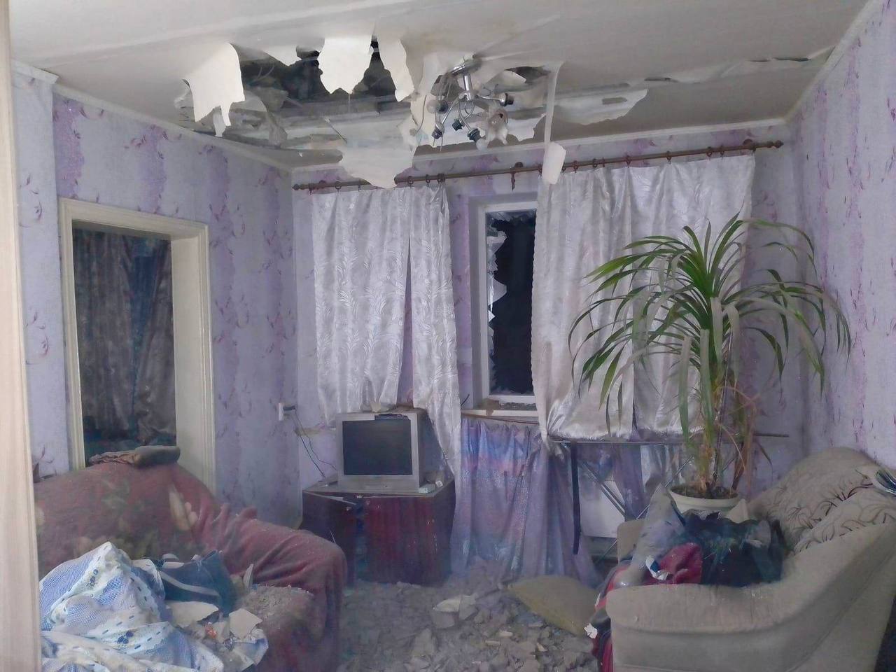 Окупанти обстріляли Нікополь, пошкоджено більше 30 будинків: є постраждалий. Фото 