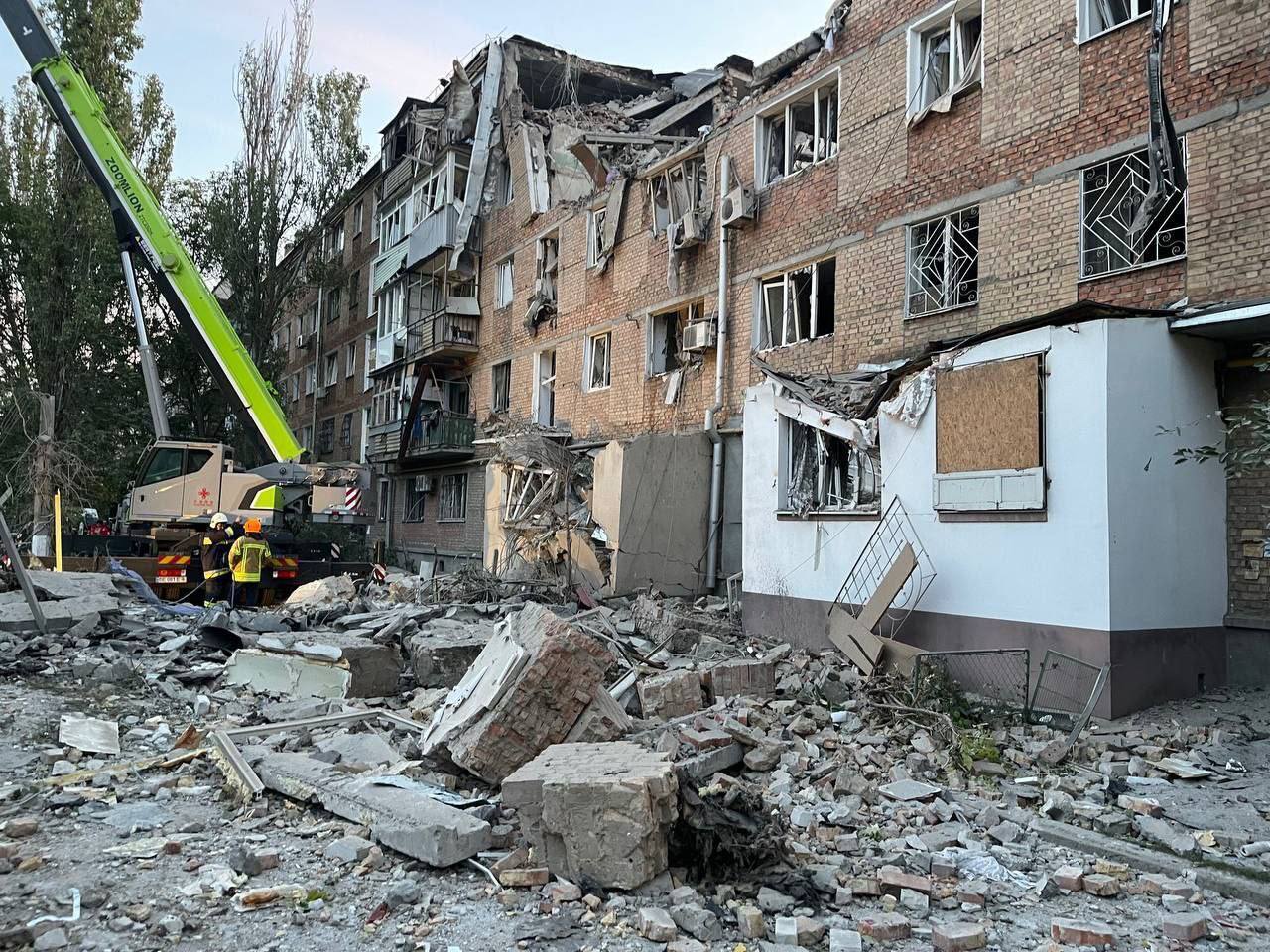 Російські окупанти зруйнували багатоповерхівку у Миколаєві