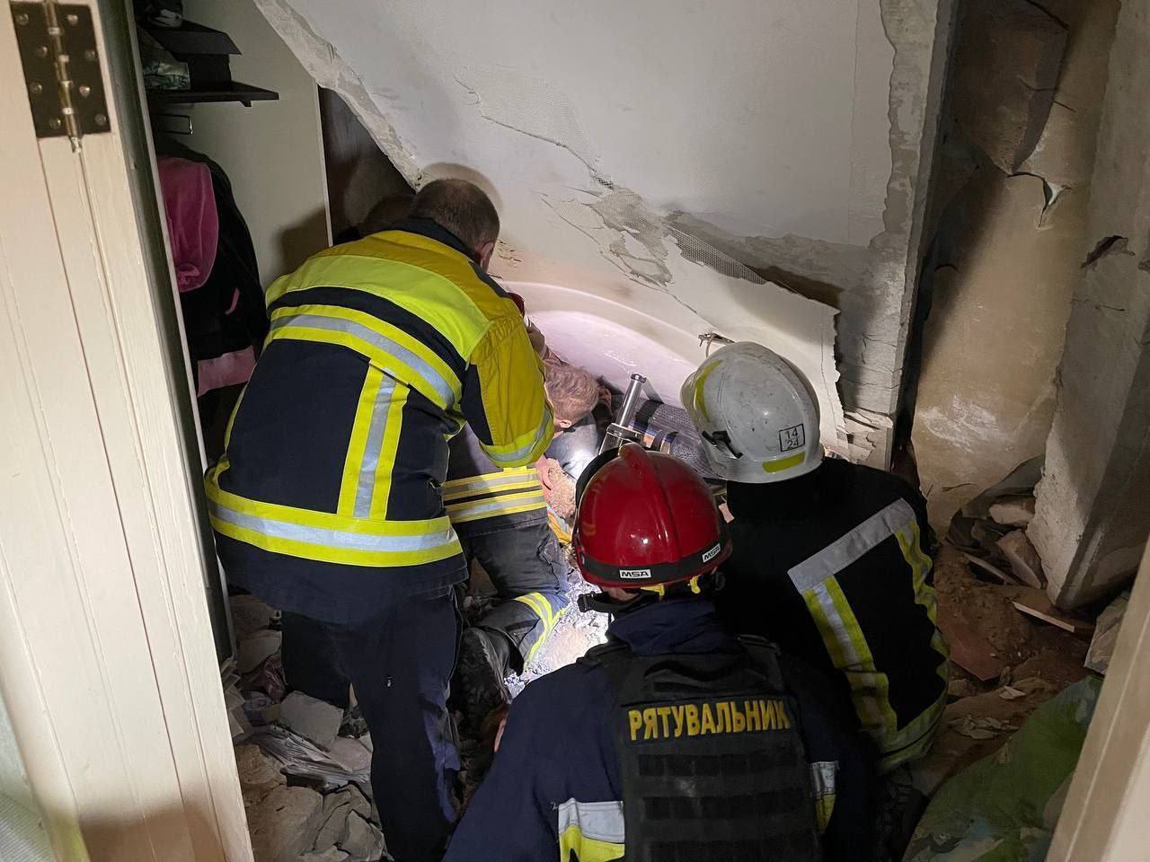 Рятувальники дістають людей з-під завалів