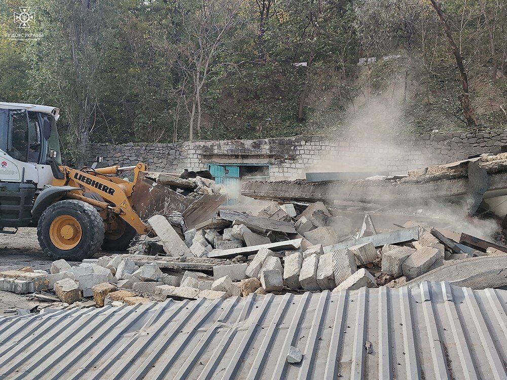 Оккупанты ударили по многоэтажке в Николаеве: из-под завалов достали ребенка, спасательные работы продолжаются. Фото и видео