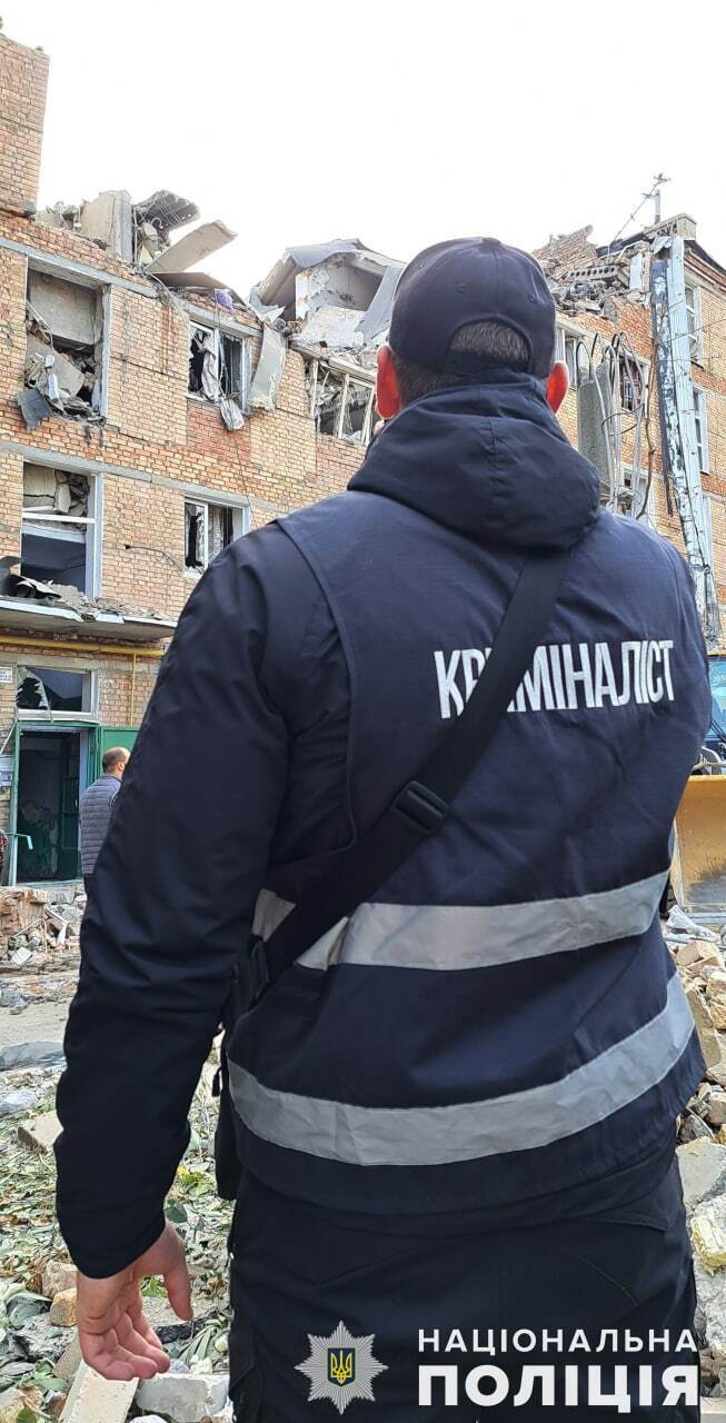 Оккупанты ударили по многоэтажке в Николаеве: из-под завалов достали ребенка, спасательные работы продолжаются. Фото и видео