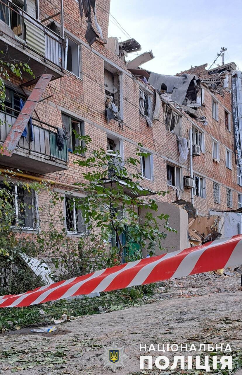 Оккупанты ударили по многоэтажке в Николаеве: из-под завалов достали ребенка, спасательные работы продолжаются. Фото и видео