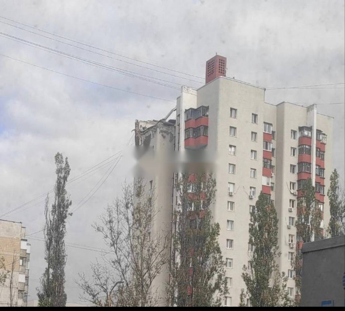 В Белгороде  обломки ракеты упали на многоэтажку, есть разрушения. Фото и видео