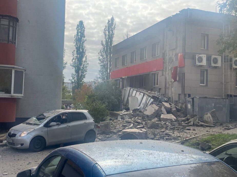 В Белгороде  обломки ракеты упали на многоэтажку, есть разрушения. Фото и видео