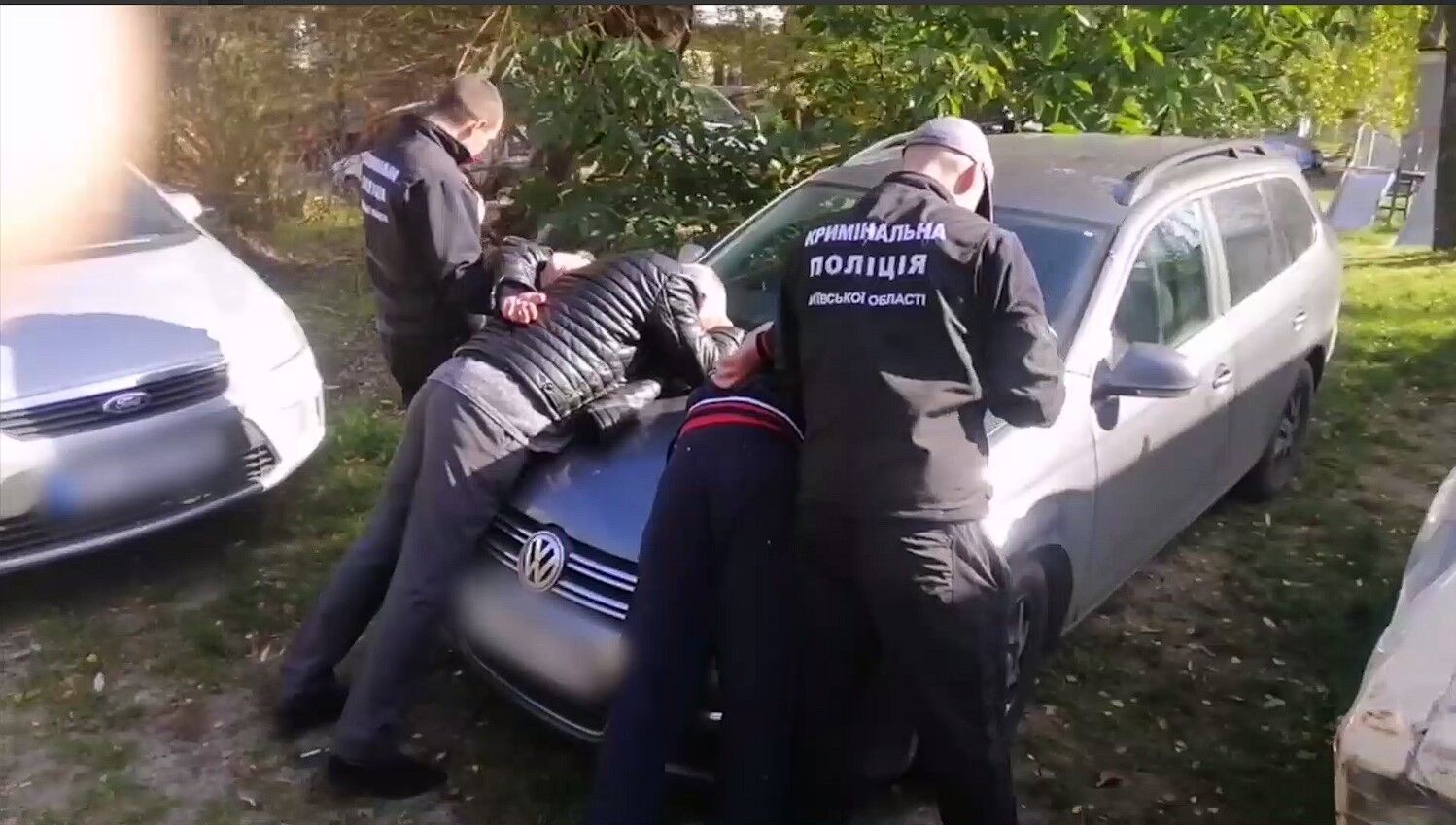На Киевщине задержали серийных воров из авто: преступление зафиксировала видеокамера