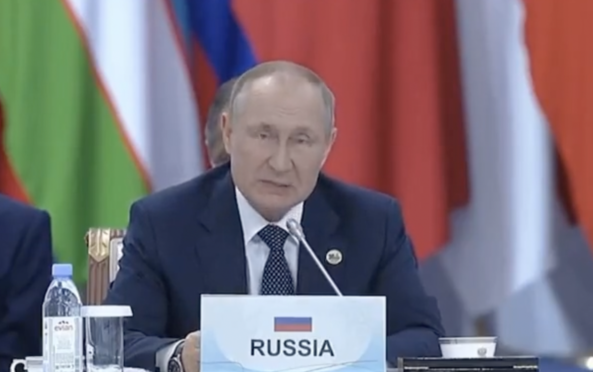 Підкашлював і переривав виступ: Путін ''відзначився'' дивною поведінкою на саміті в Астані. Відео 
