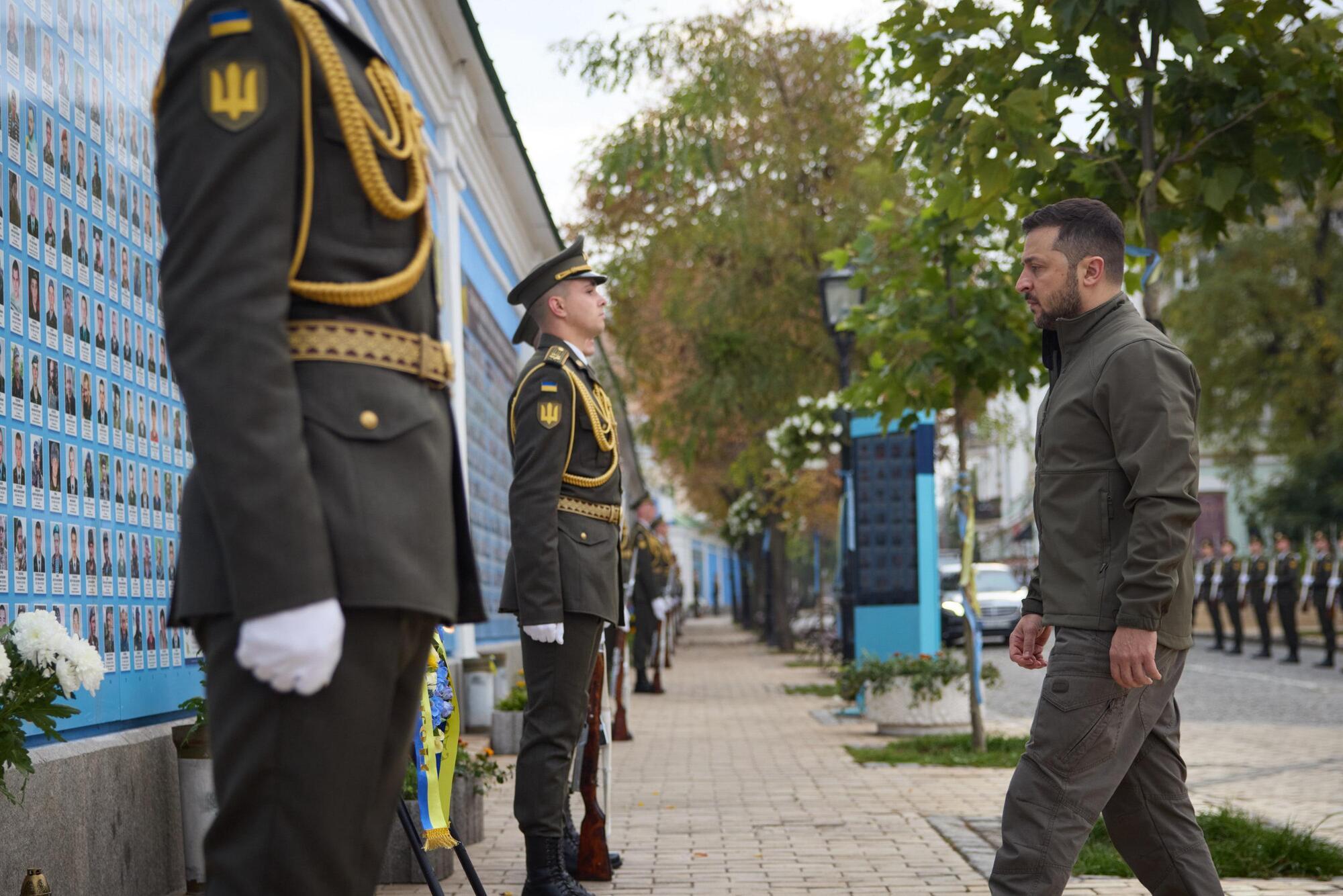 ''Їхні подвиги назавжди в історії'': Зеленський вшанував пам'ять захисників, які віддали життя за Україну. Відео 