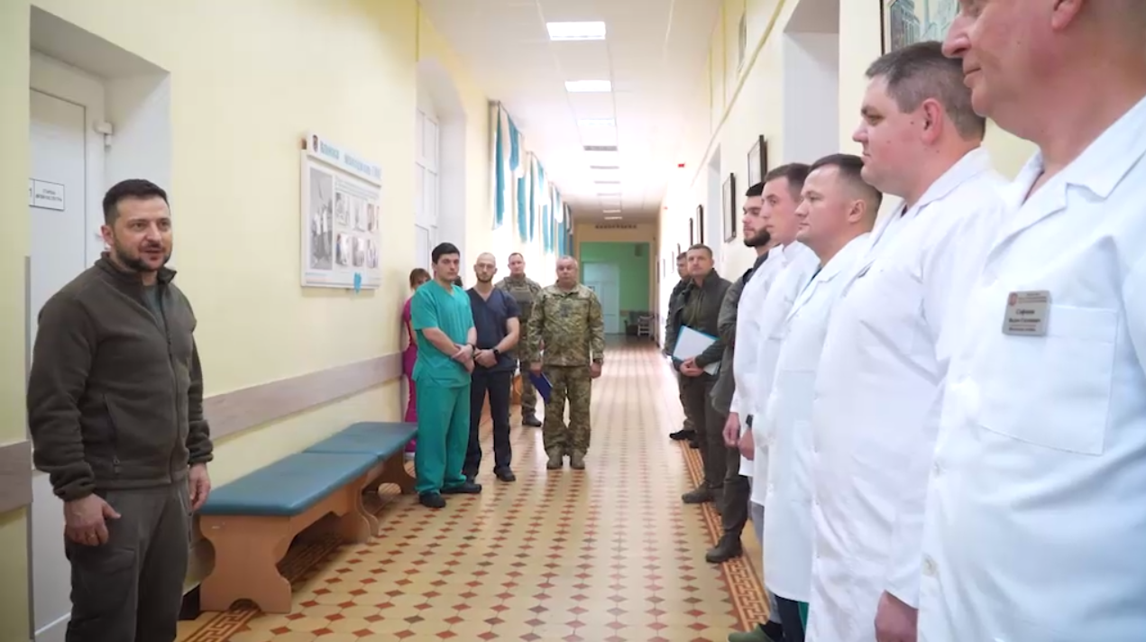 Зеленський відвідав поранених військових у госпіталі: вручив нагороди бійцям і подякував медикам. Відео 