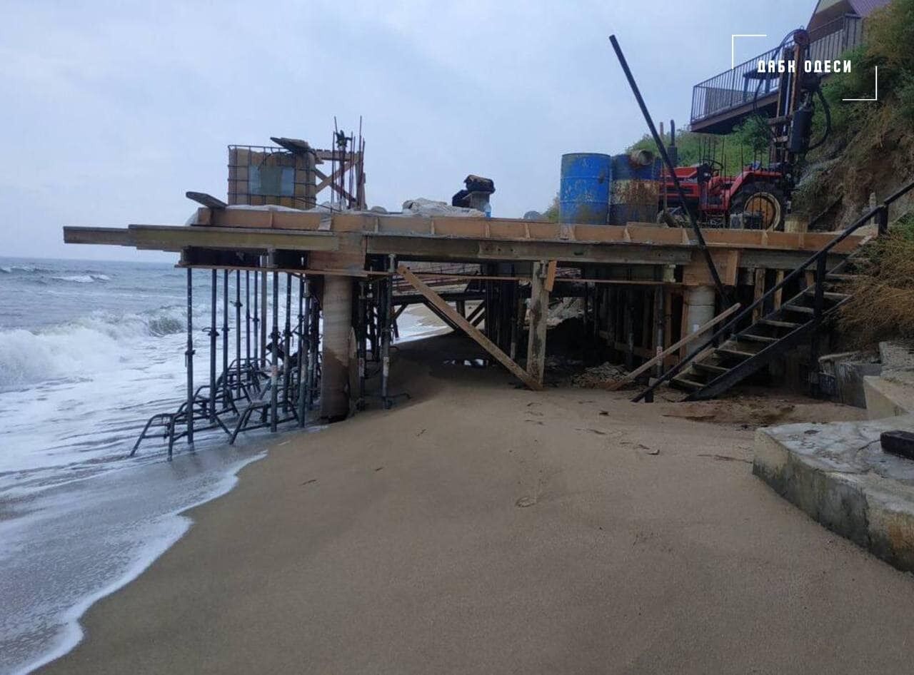 Незаконне будівництво біля моря в Одесі