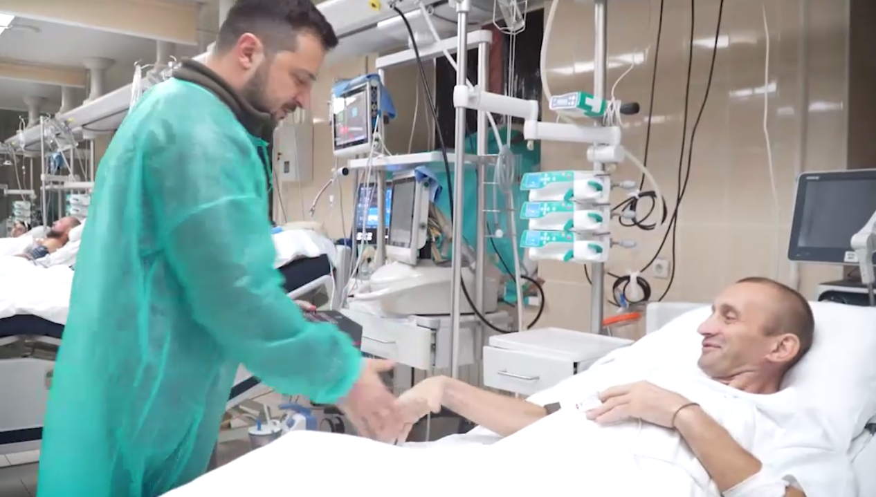 Зеленский посетил раненых военных в госпитале: вручил награды бойцам и поблагодарил медиков. Видео