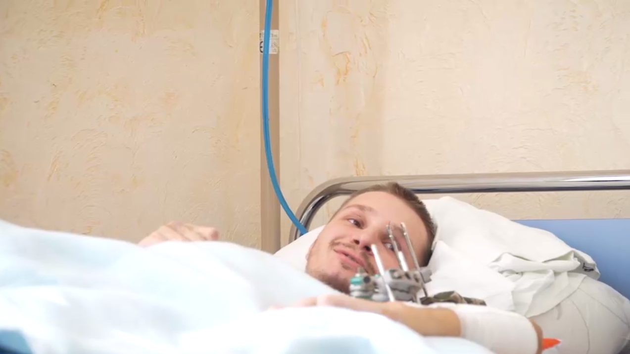 Зеленський відвідав поранених військових у госпіталі: вручив нагороди бійцям і подякував медикам. Відео 