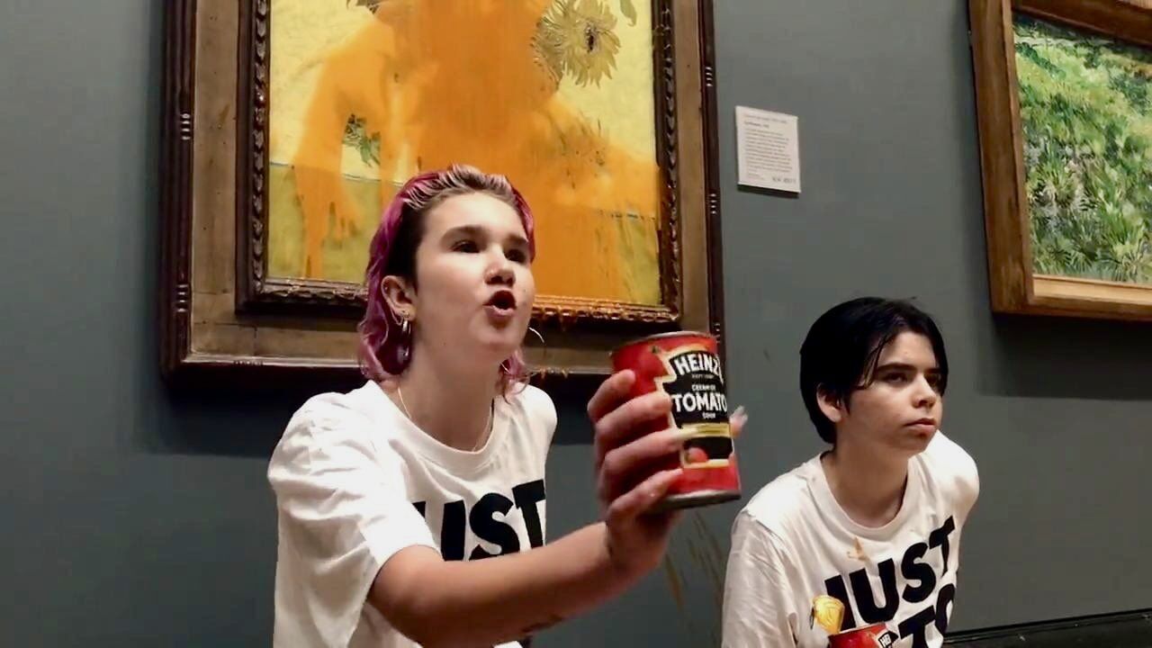 Экоактивисты облили томатным супом картину Ван Гога "Подсолнухи" за $82 миллиона. Видео