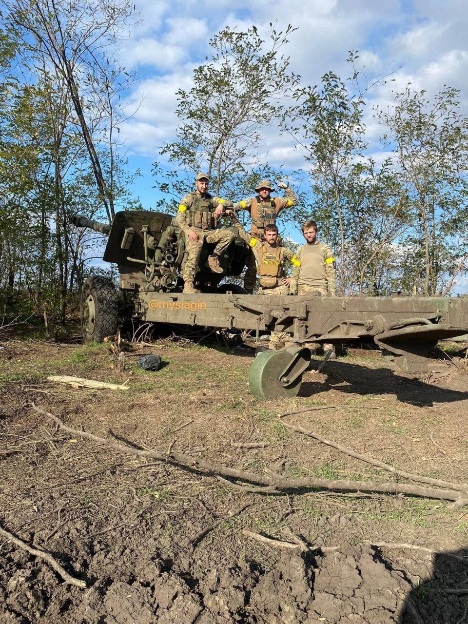Бойцы ВСУ затрофеили вражескую гаубицу 2А65 "Мста-Б" и целый грузовик снарядов к ней. Фото
