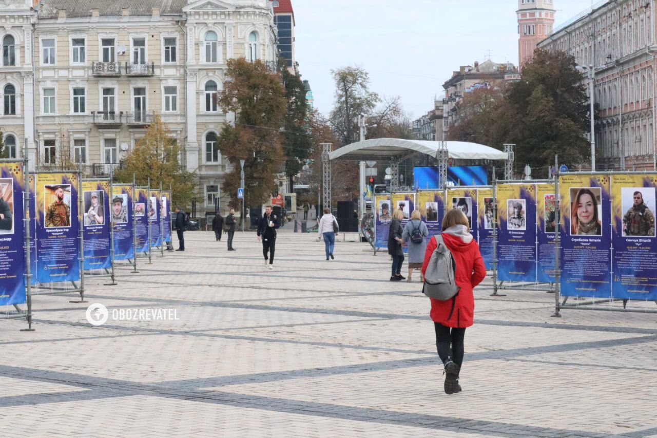 У Києві на Софійській площі влаштували виставку-реквієм, присвячену захисникам Маріуполя. Фото і відео