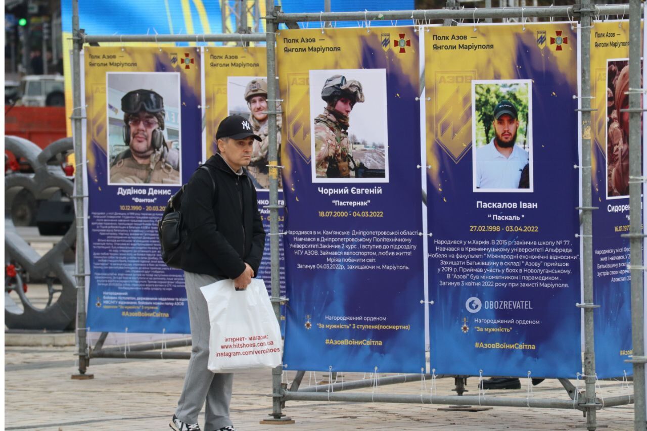 У Києві на Софійській площі влаштували виставку-реквієм, присвячену захисникам Маріуполя. Фото і відео