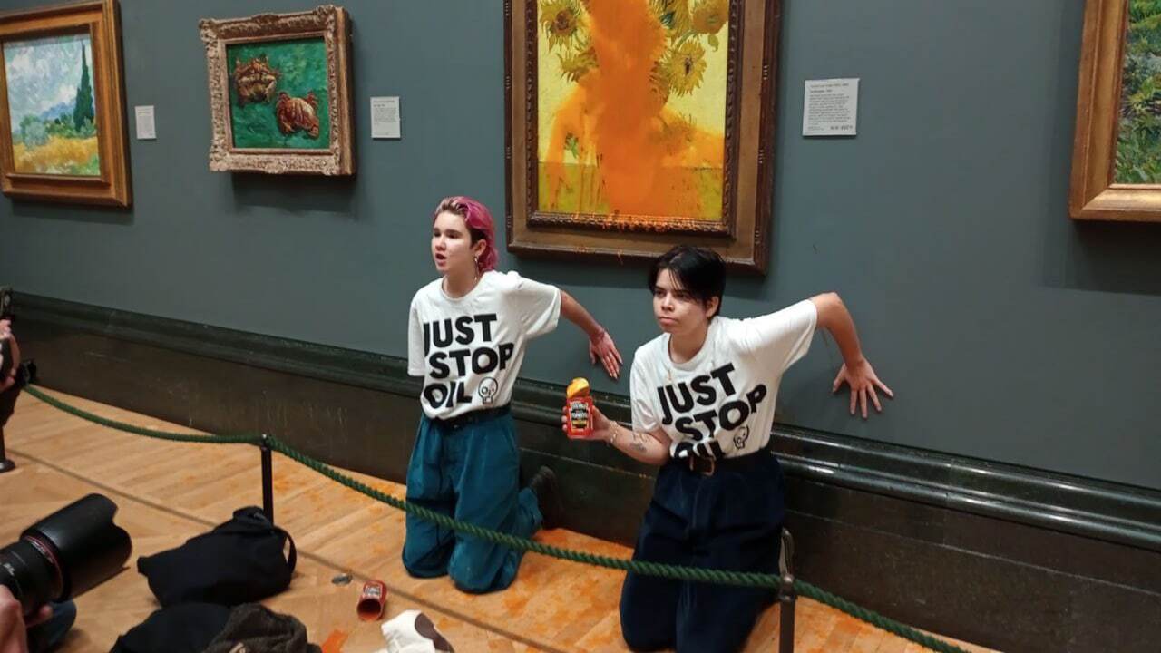 Экоактивисты облили томатным супом картину Ван Гога "Подсолнухи" за $82 миллиона. Видео