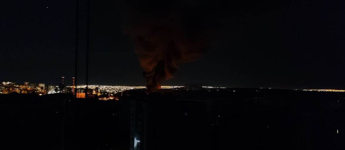 Оккупанты обстреляли Харьков, однако ракеты приземлились в Белгороде: в городе исчез свет и начался пожар. Фото и видео
