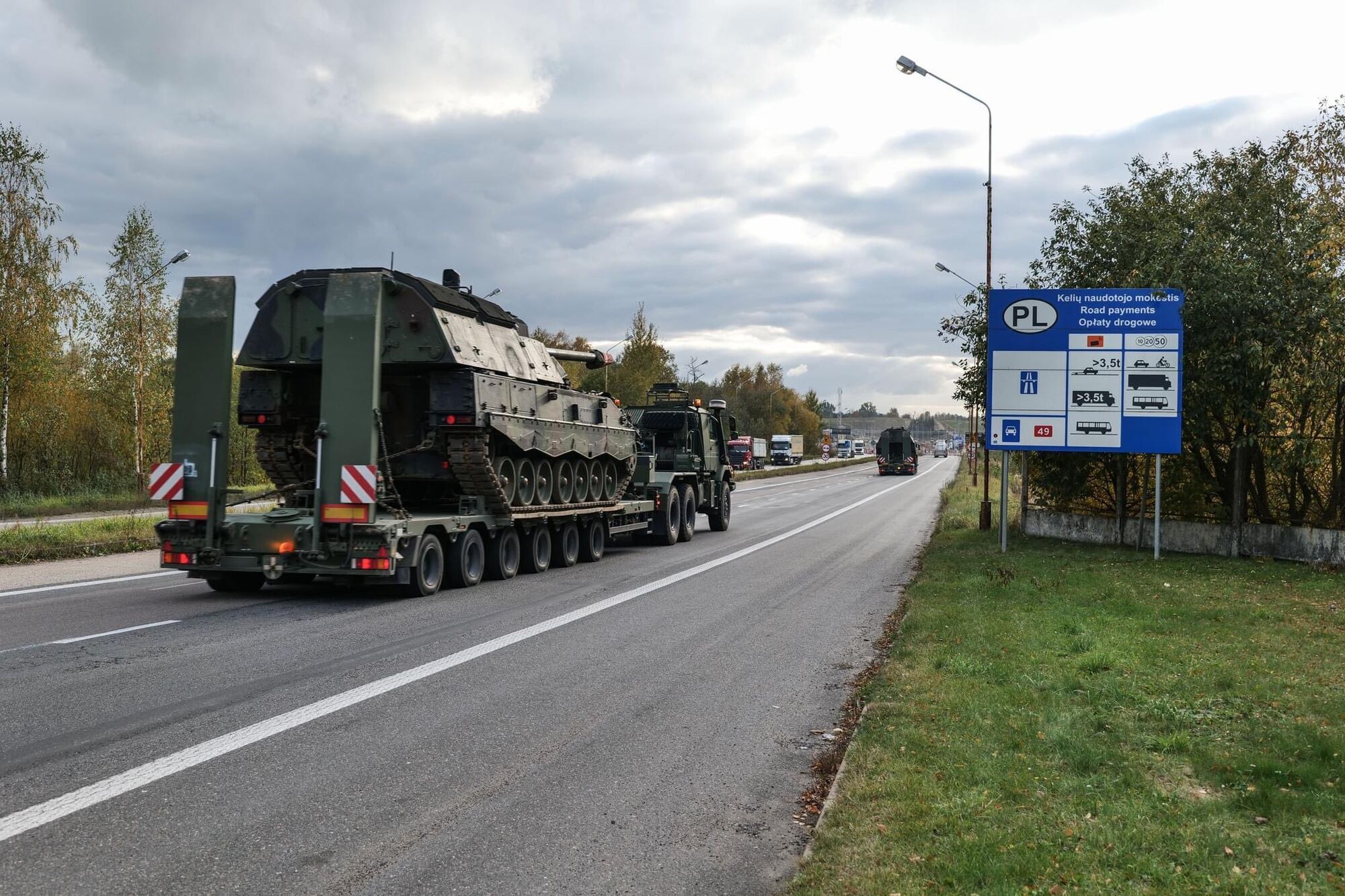 Немецкие самоходные гаубицы Panzerhaubitze 2000 по дороге в Украину.