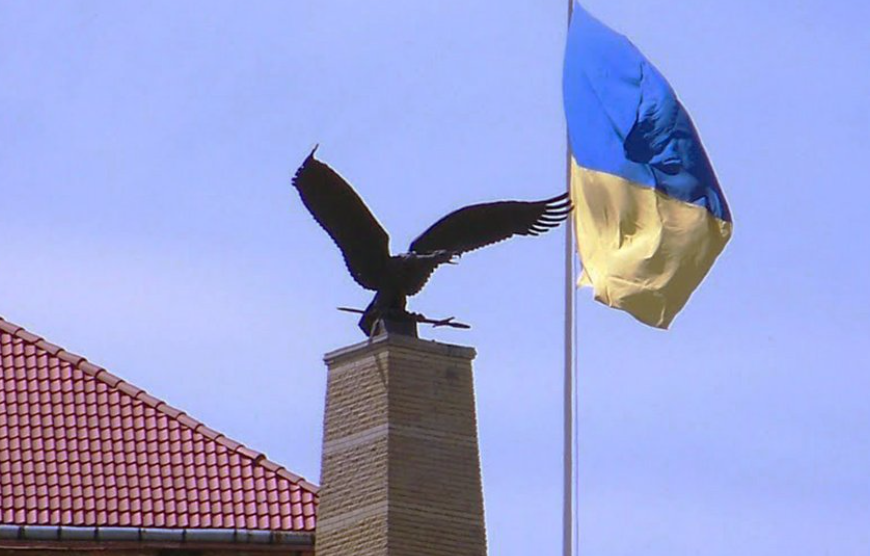 У товаристві угорської культури Закарпаття розкритикували рішення щодо встановлення герба України на постаменті замку "Паланок". Фото