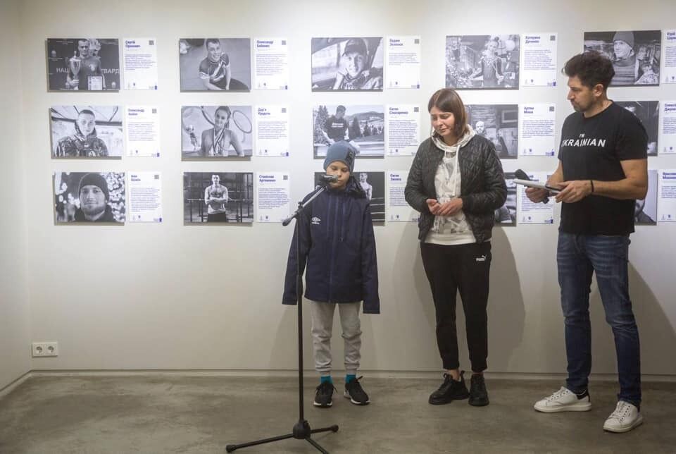 "Вспоминаешь их живые глаза": на выставке "Ангелы спорта" в Киеве собрали 90 историй убитых Россией атлетов