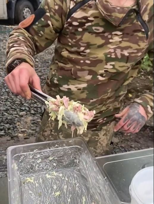 "Золотые люди": в сети показали, чем кормят защитников Украины в полевых условиях. Видео