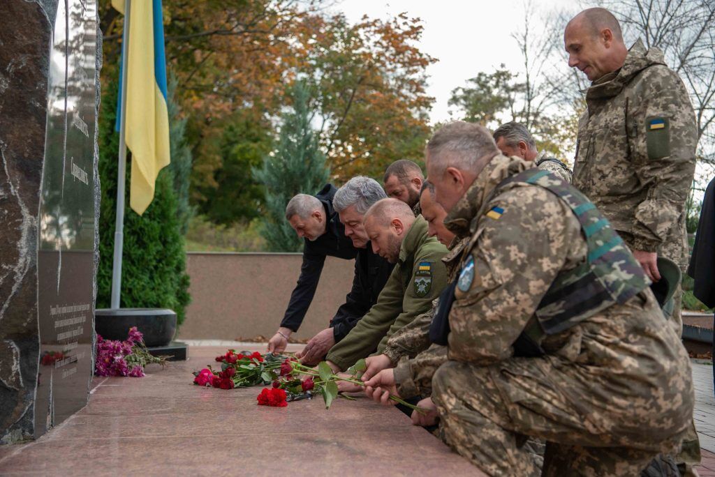 ''Украина в ЕС и НАТО, а Путин сдох'': пехотинцы в Славянске рассказали Порошенко о главном желании