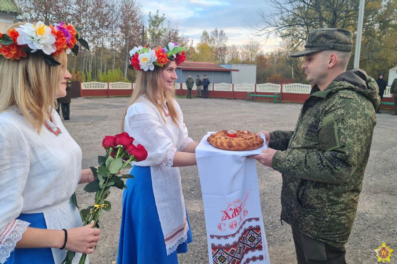 В Беларуси заявили о прибытии первых эшелонов войск РФ: встречали ''с хлебом и солью''. Видео