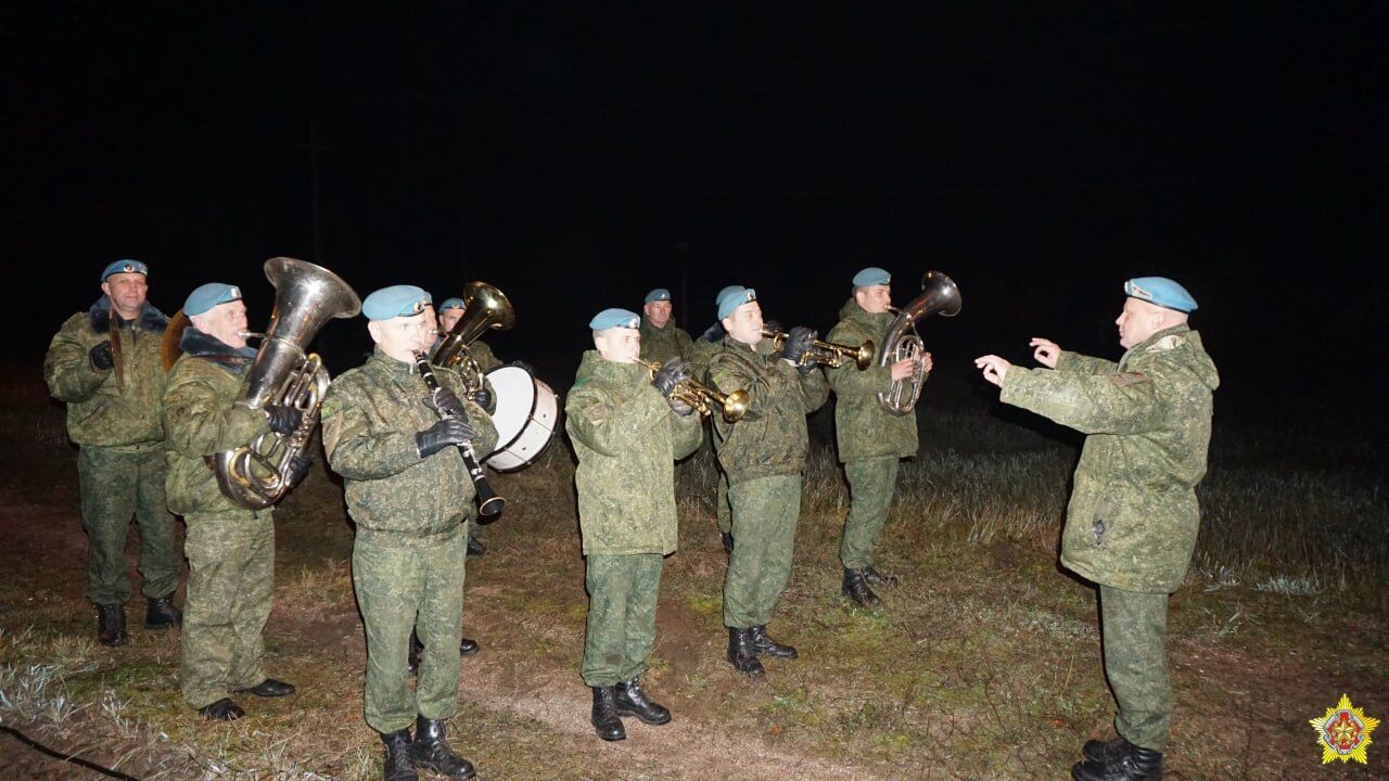 У Білорусі заявили про прибуття перших ешелонів військ РФ: зустрічали "з хлібом і сіллю". Відео