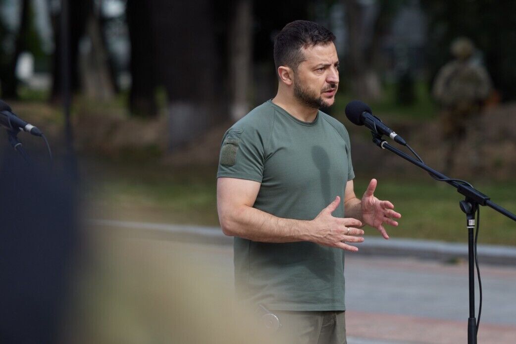 "Дефицита одежды нет": Зеленский рассказал, откуда у него 20 похожих футболок цвета хаки