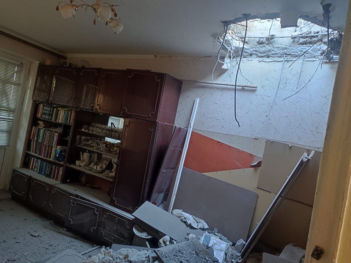 Поврежденная квартира в результате обстрела в Никополе
