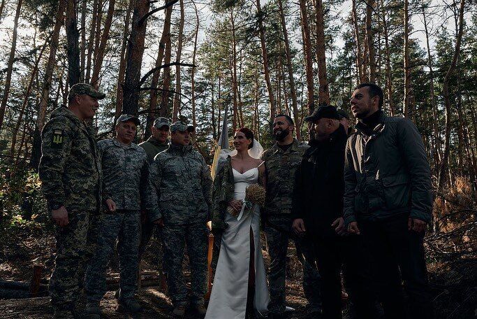 Військова "Жанна д'Арк" вийшла заміж у лісі серед захисників: молодят розписав генерал ЗСУ. Фото