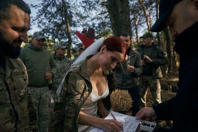 Військова "Жанна д'Арк" вийшла заміж у лісі серед захисників: молодят розписав генерал ЗСУ. Фото