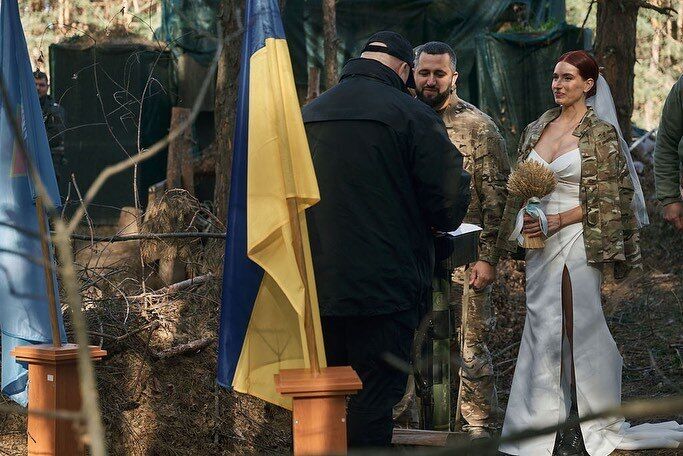Військова "Жанна д'Арк" вийшла заміж у лісі серед захисників: молодят розписав генерал ЗСУ. Фото