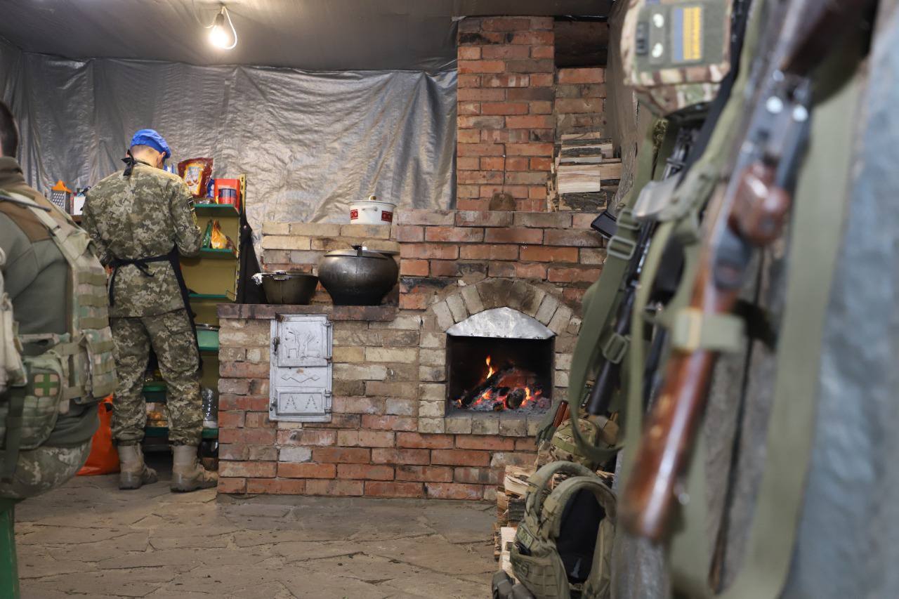 Защитники Украины на передовой собственноручно построили печь, на которой готовят еду. Фото