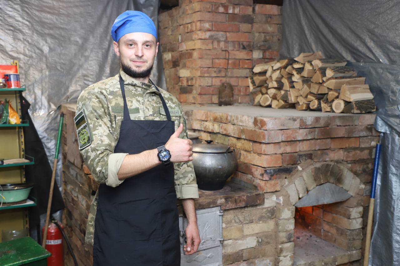 Защитники Украины на передовой собственноручно построили печь, на которой готовят еду. Фото