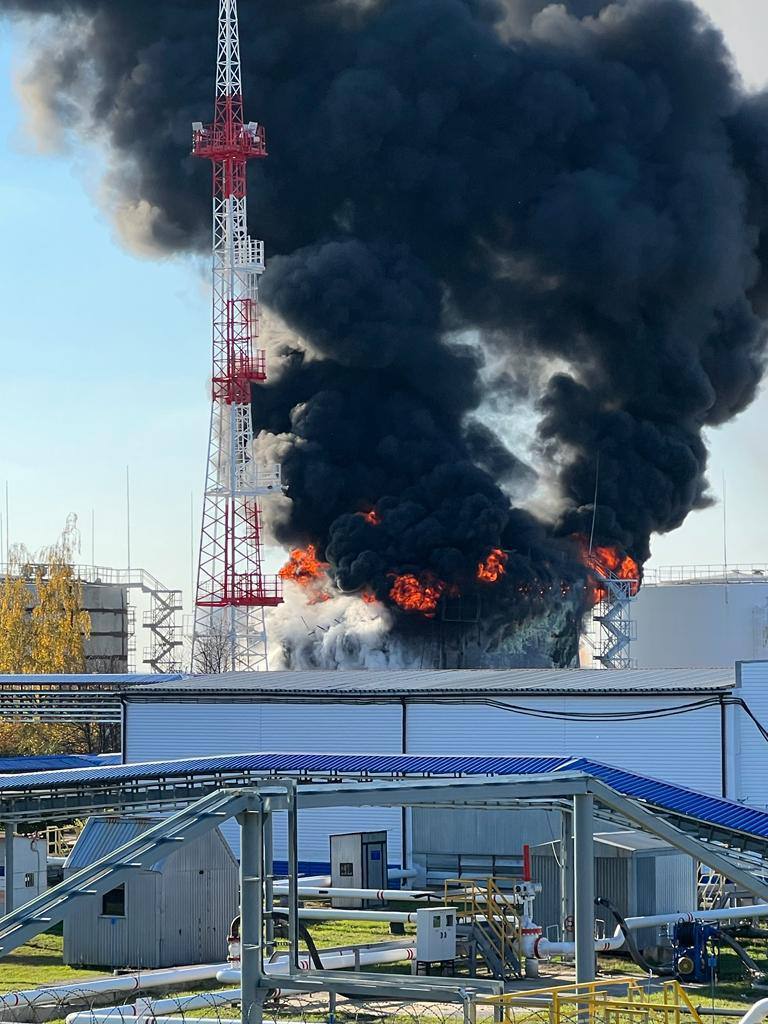 В Белгородской области "бавовна": снаряд попал в нефтебазу, вспыхнул мощный пожар. Фото