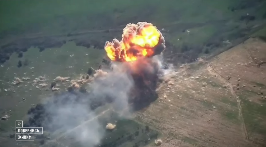 Охотилась "Лелека-100": украинские артиллеристы точным ударом снарядом Excalibur уничтожили технику врага в Херсонской области. Видео